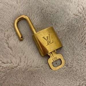 Pre-loved LV Lock & Key Set 323